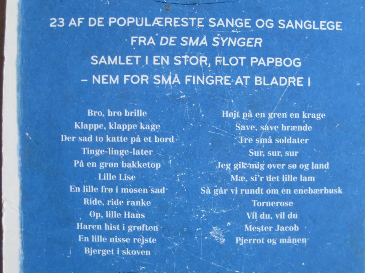 Billede 4 - DE små synger - stor bog med papsider ;-)