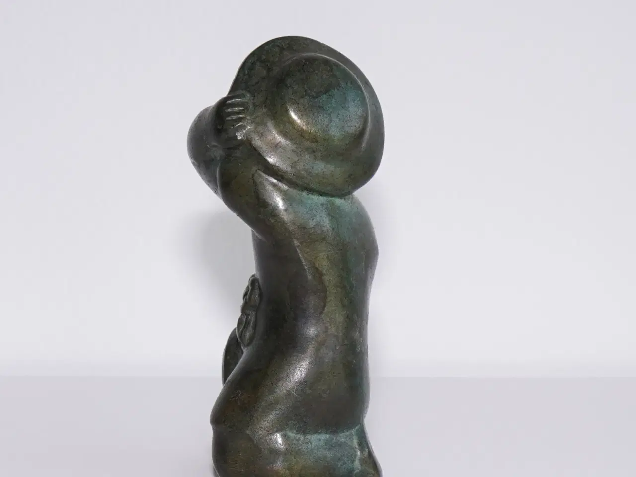 Billede 6 - Ældre pige figur med hat i massiv patineret bronze