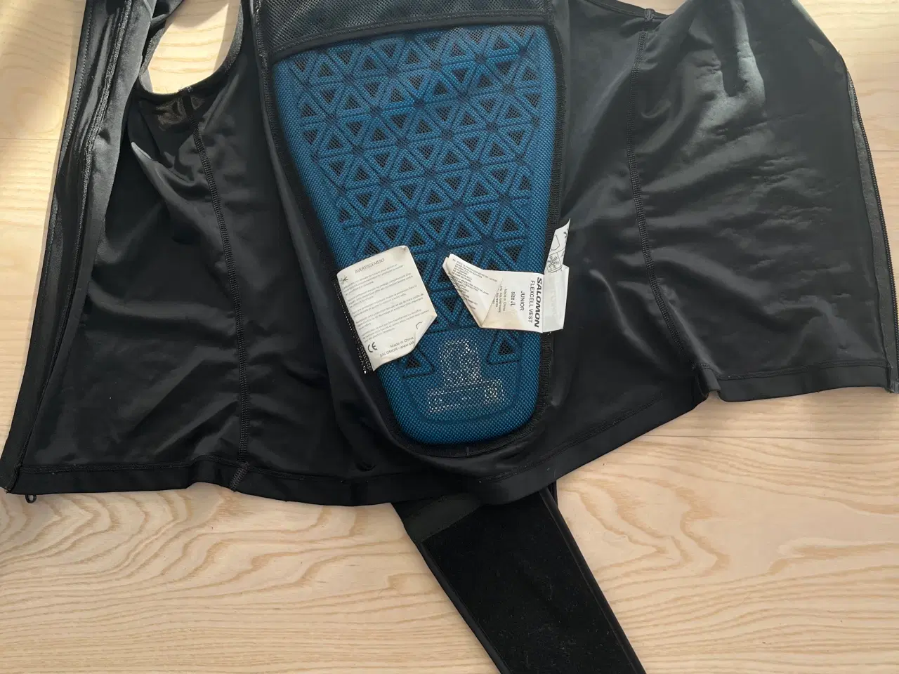 Billede 2 - Leje: 2 rygskjold til ski (1 voksen og 1 junior)