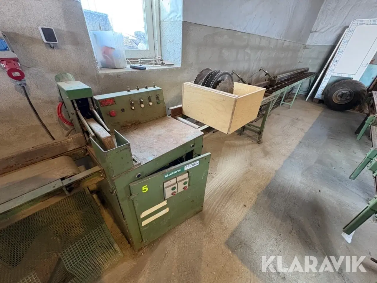 Billede 2 - Industrikapsav / afkortersav K. Lykke Laursen AAK med rullebaner og båndtransportør