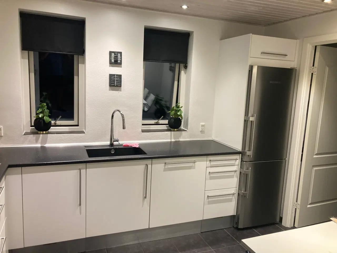 Billede 3 - Flot komplet køkken med Micro ovn og ovn og kølesk