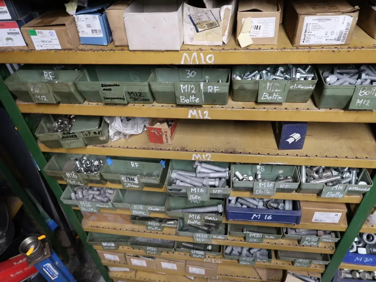 Billede 4 - 2 fag lagerreoler med div. Bolte (svejseslanger medfølger ikke)