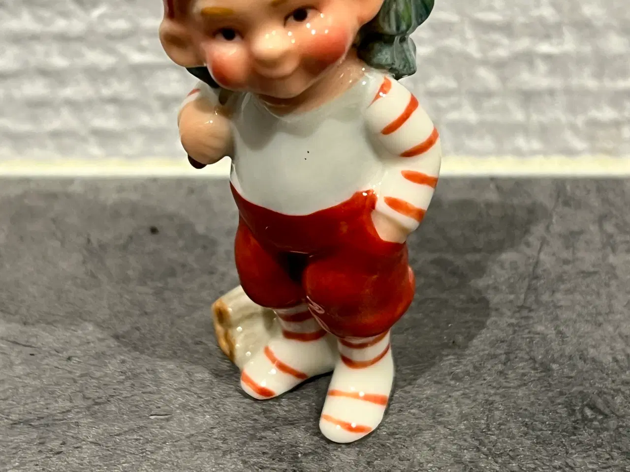 Billede 1 - Julenisse Dreng med juletræ figur no765