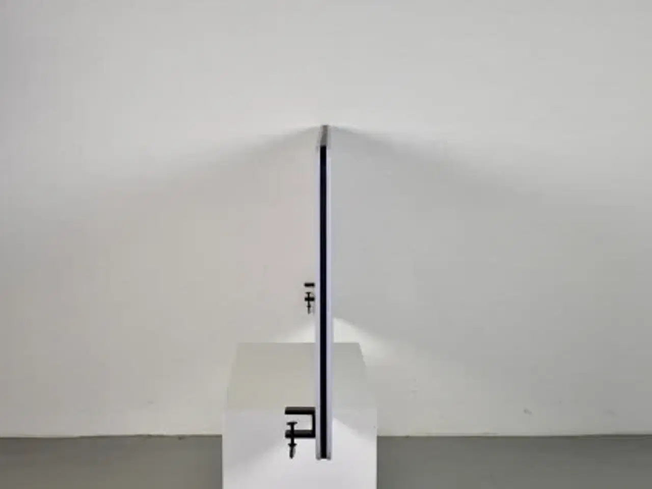 Billede 4 - Lintex edge bordskærm i lysegrå, inkl. 2 sorte beslag