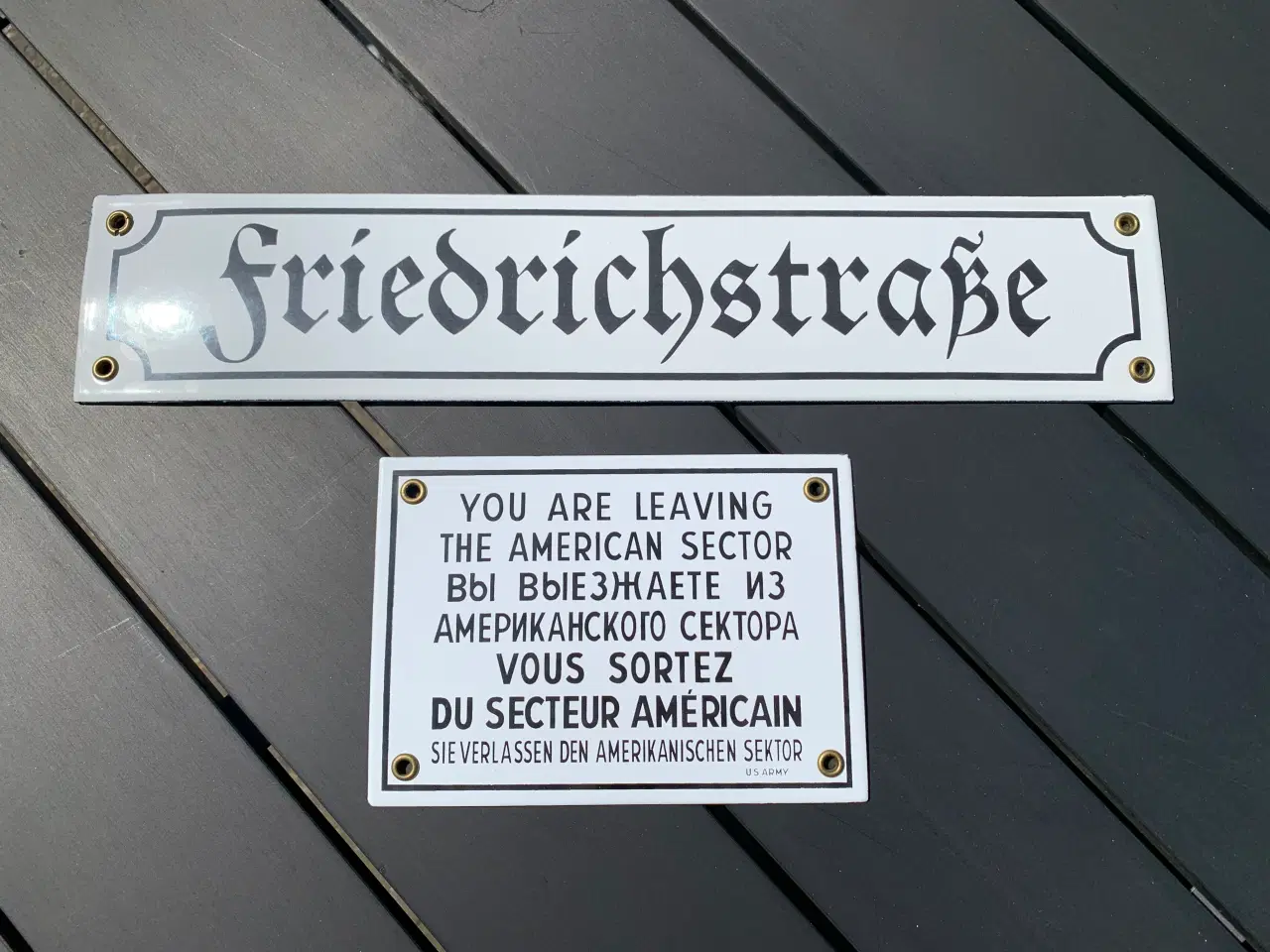 Billede 1 - Emaljeskilte fra Checkpoint Charlie, Berlin
