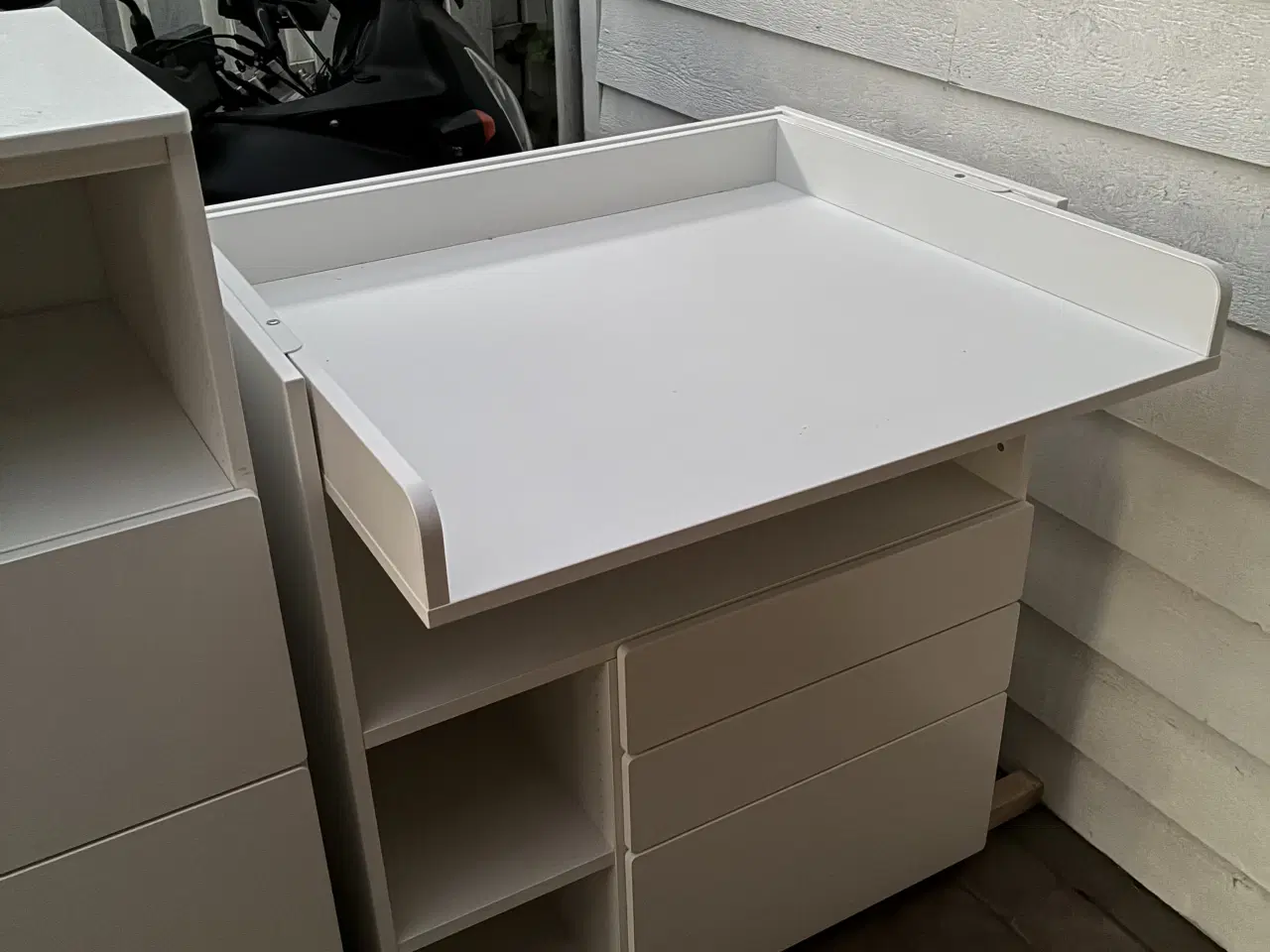 Billede 2 - Puslebord + reol