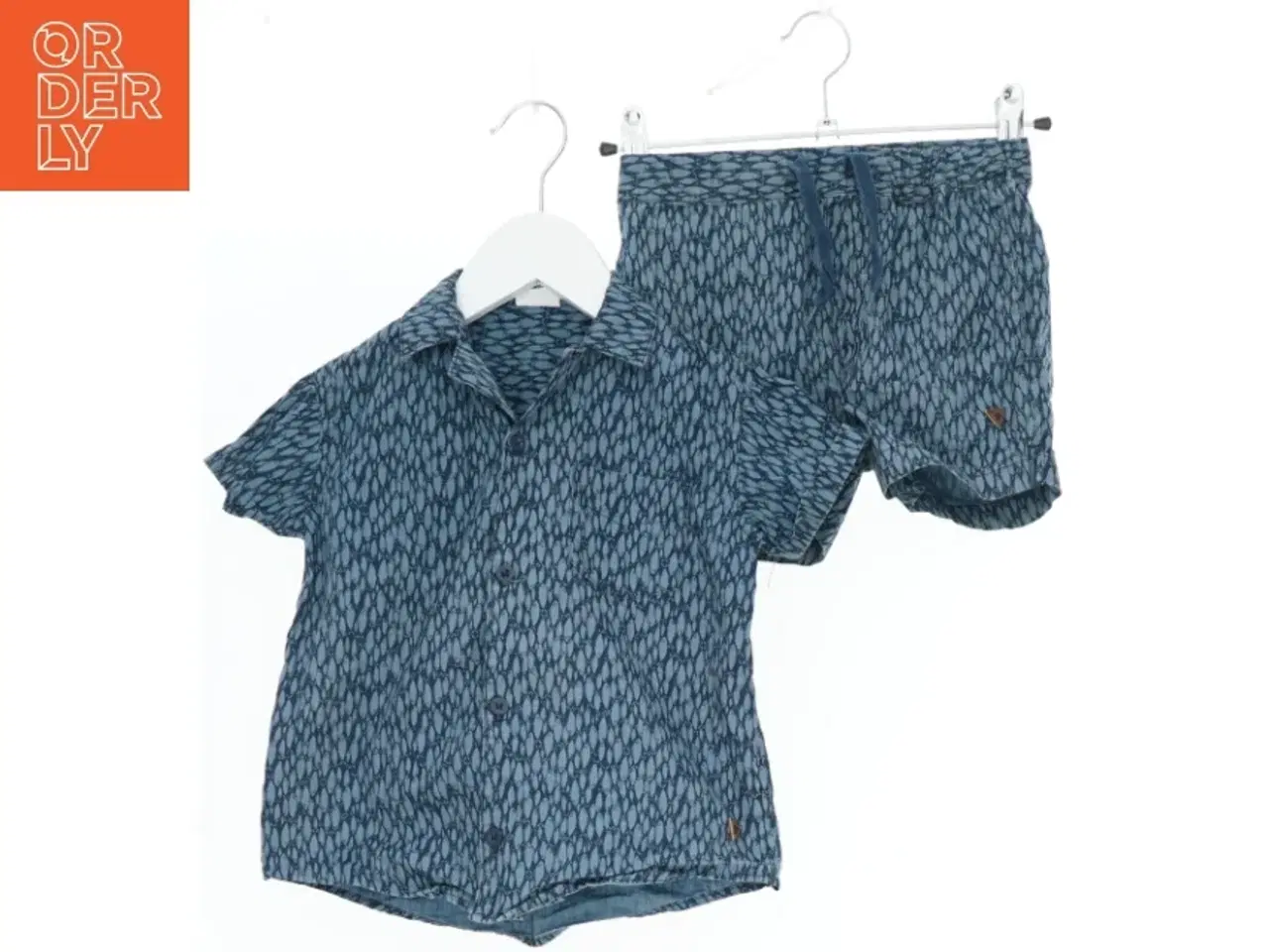 Billede 1 - Bluse og shorts sæt til børn fra Pomp de Lux (str. 98)