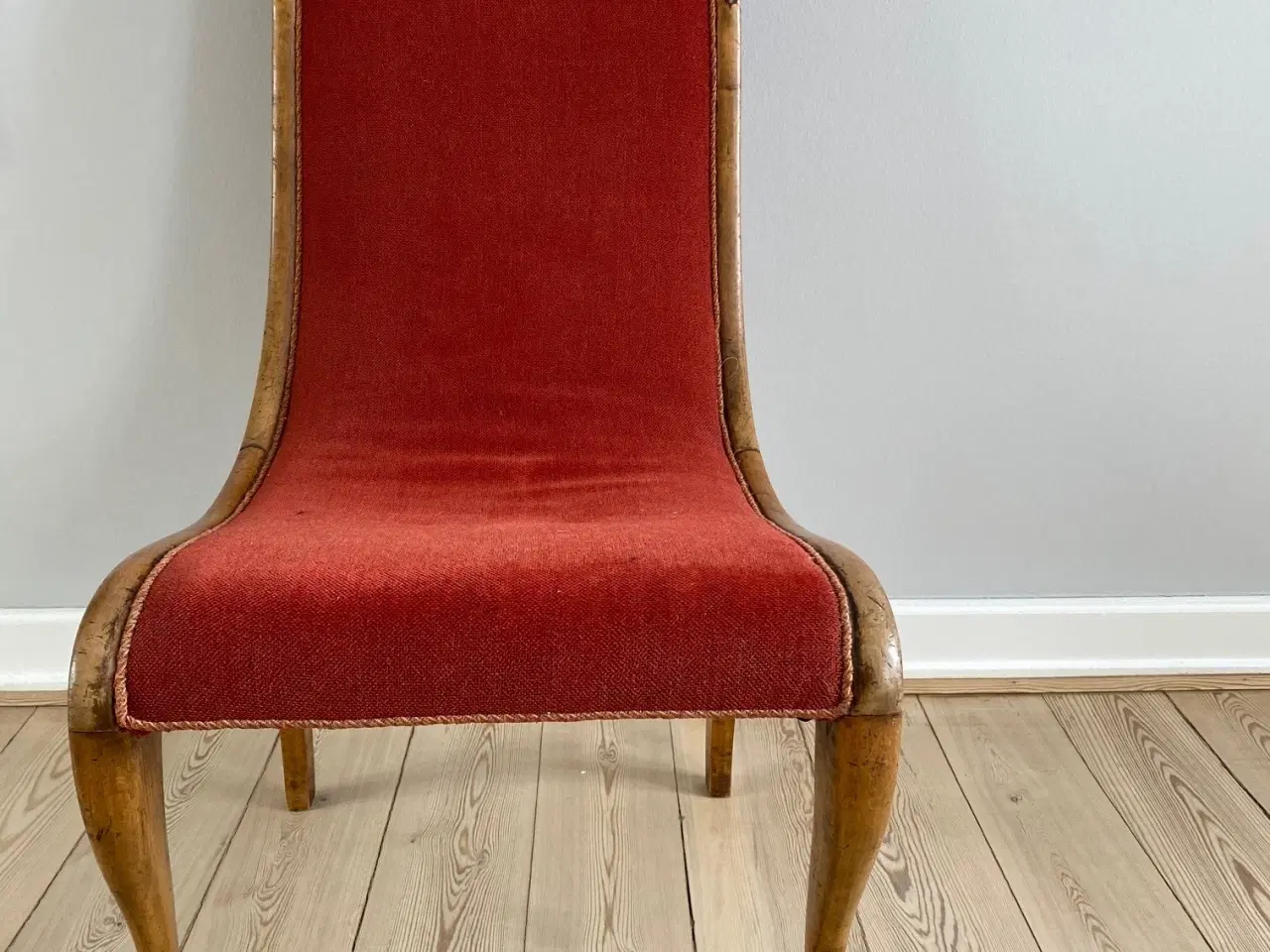 Billede 1 - Elegant antik stol med svungen ryg. Giv et bud.
