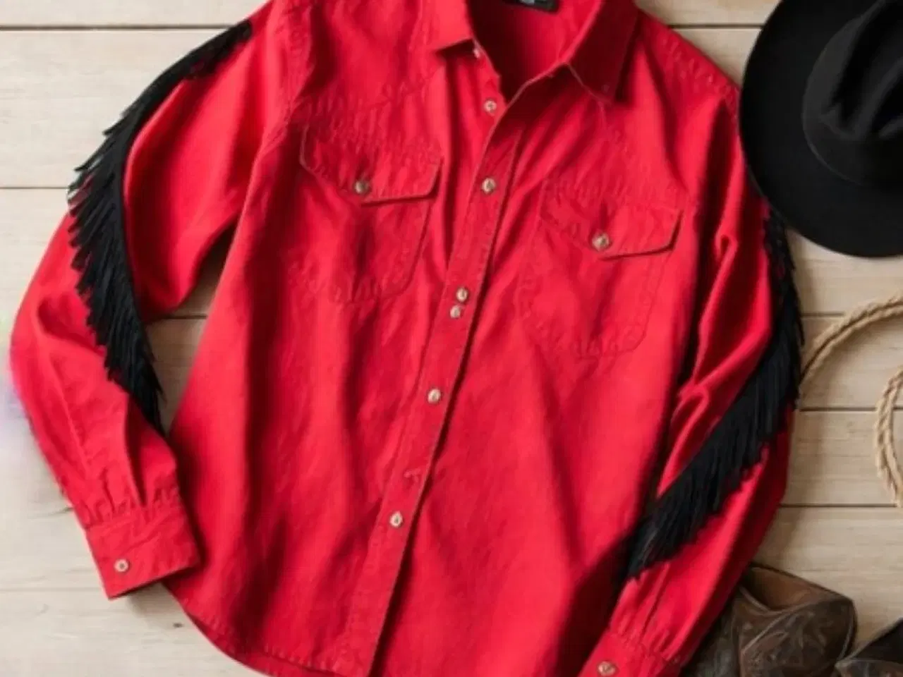 Billede 4 - Rød western-skjorte med sorte frynser på ryggen