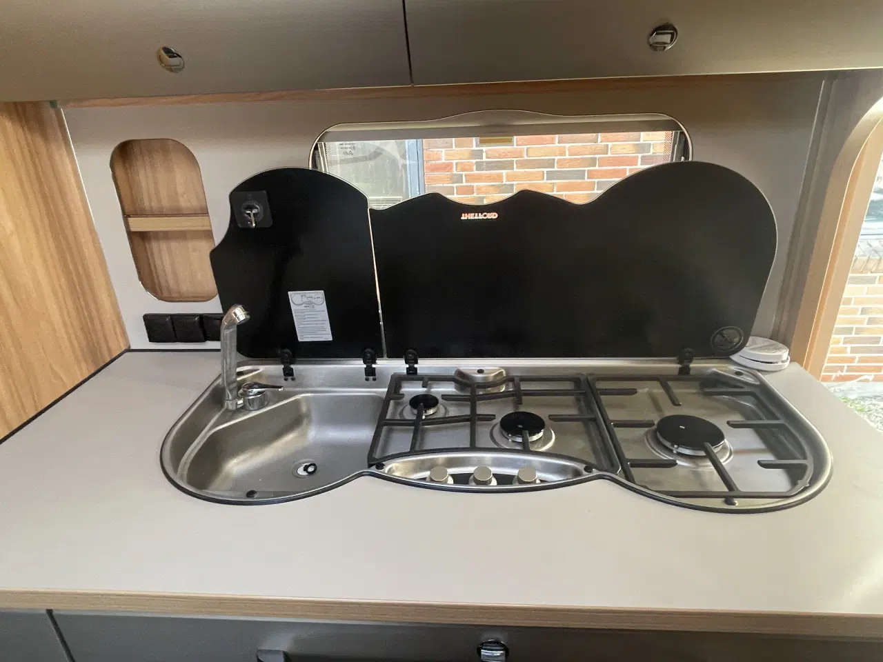 Billede 10 - Campingvogn med køjer, fortelt og meget udstyr 