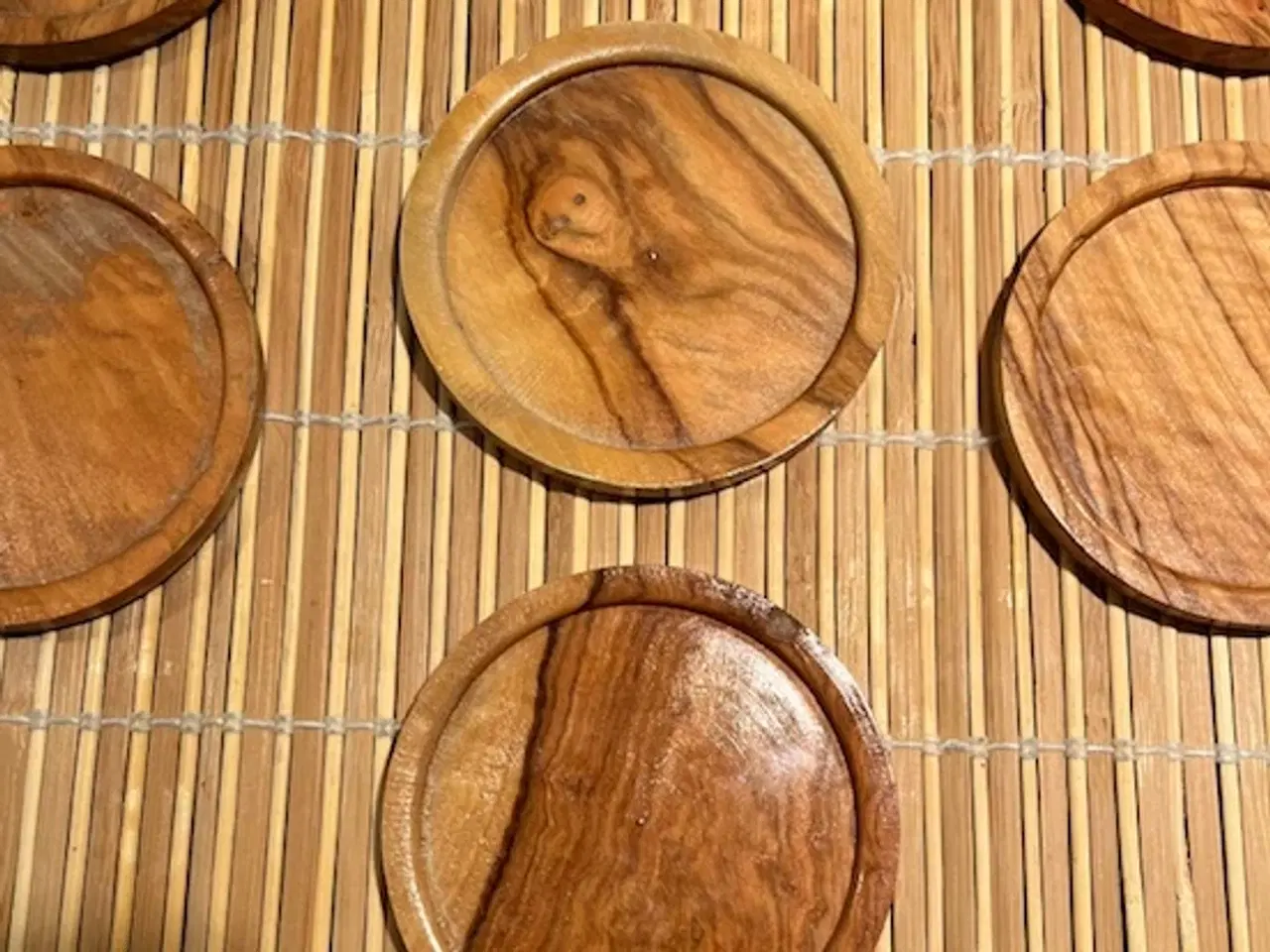 Billede 5 - Smukt og autentisk sæt ølbrikker i spansk oliventr