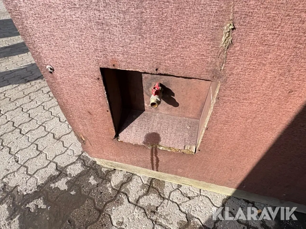 Billede 6 - Isoleret kasse med vandtank og vandværk