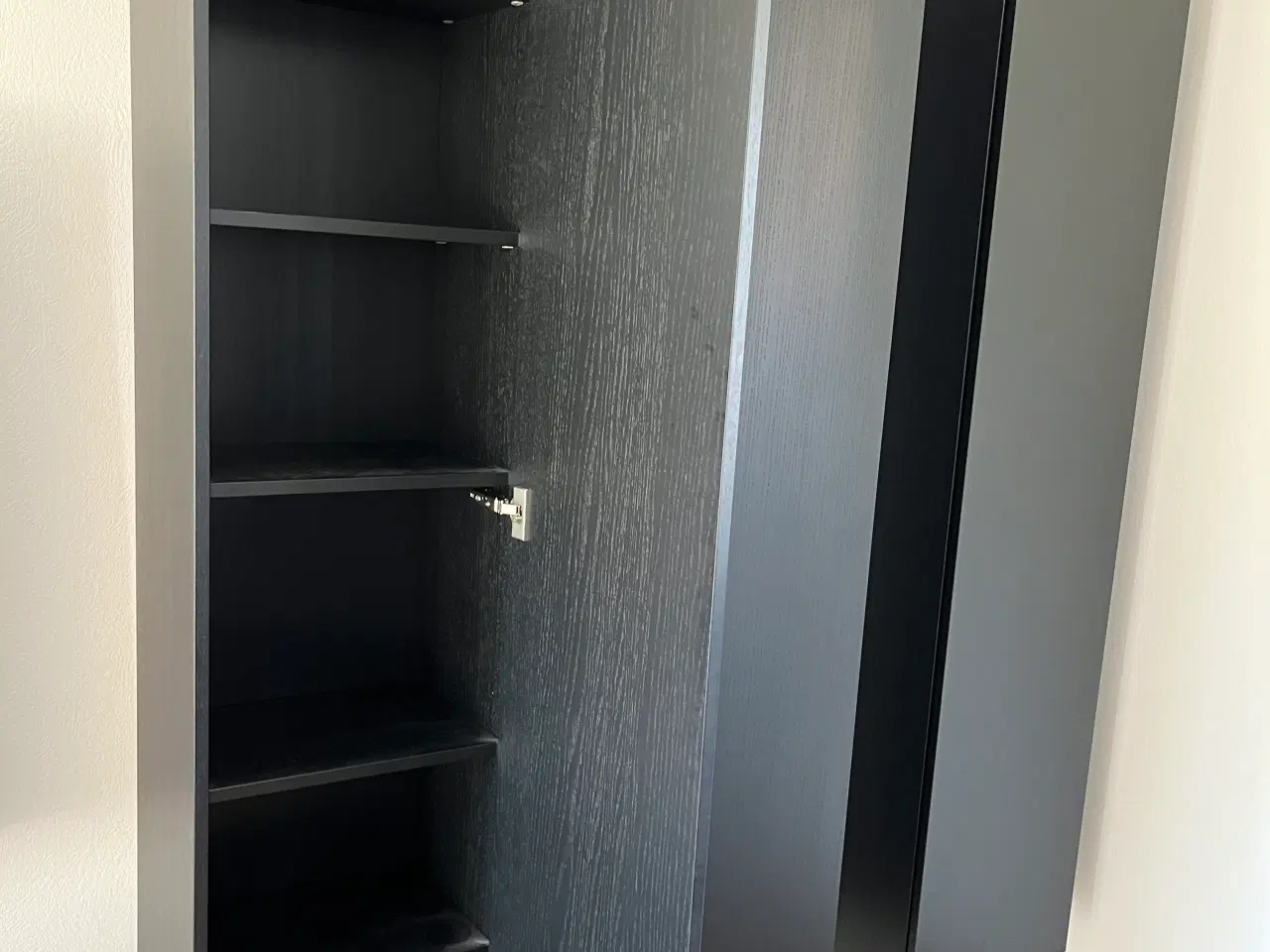 Billede 2 - Flotte sorte høj skabe. 900kr pr stk