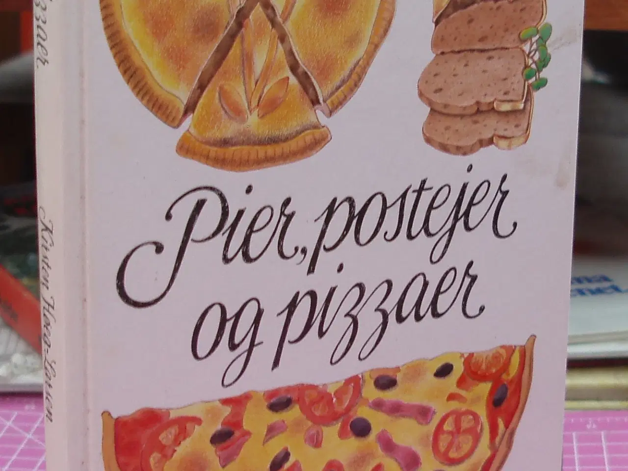 Billede 1 - Pier, postejer og pizzaer af Kirsten Høeg-Larsen