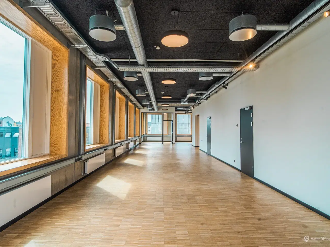 Billede 3 - Gennemført kontordomicil med rå detaljer