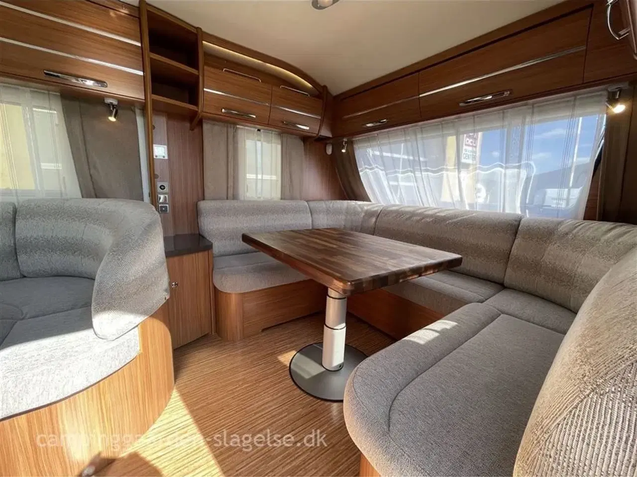 Billede 2 - 0 - Adria Alpina Supreme 743 UP   Drømmer du om camping med ægte “sommerhus på hjul”-følelse? Så er Adria Alpina Supreme 743 UP lige sagen.