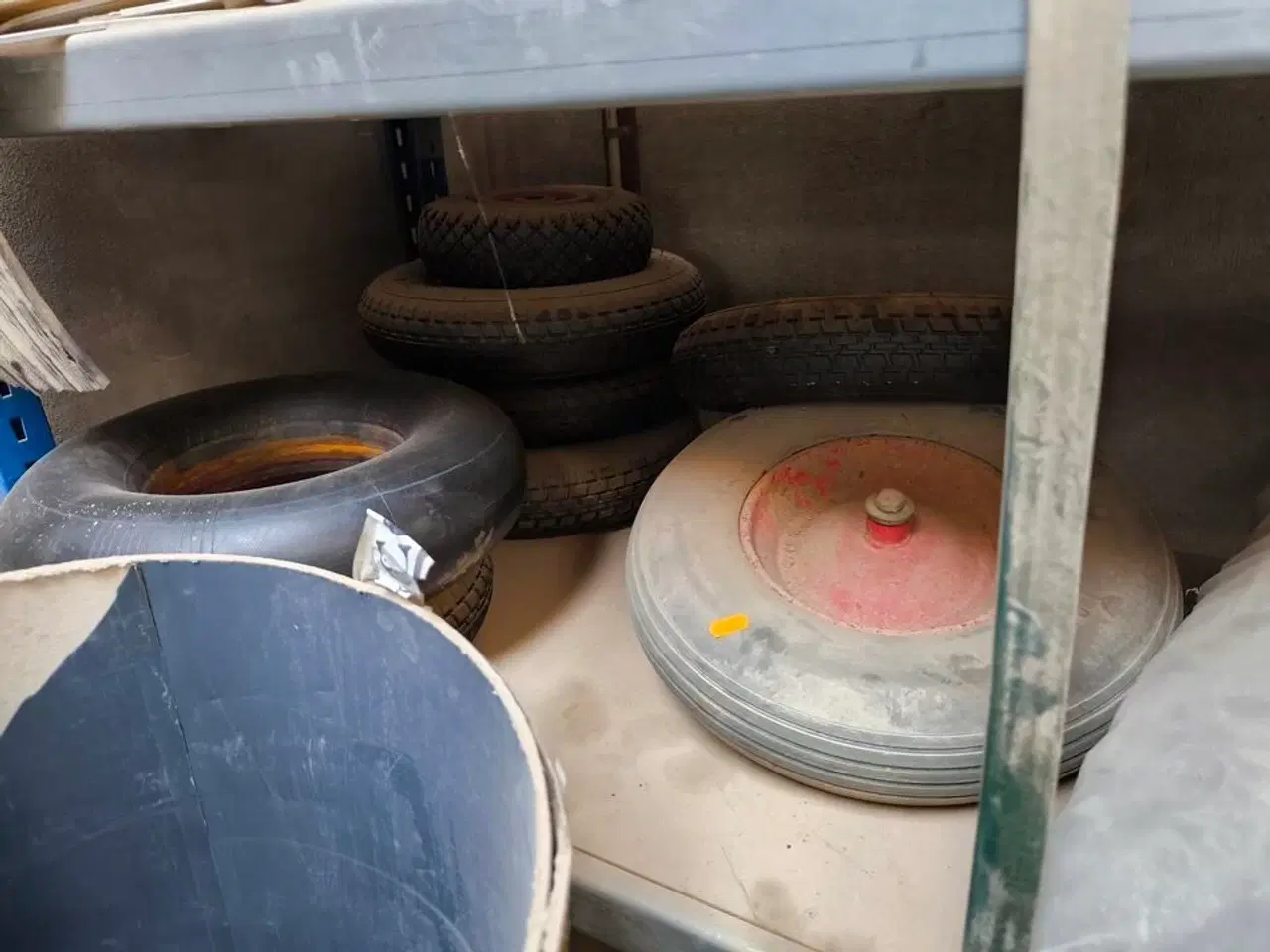 Billede 19 - Indhold på reoler