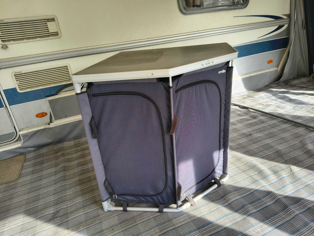 Billede 2 - Lækkert camping hjørneskab