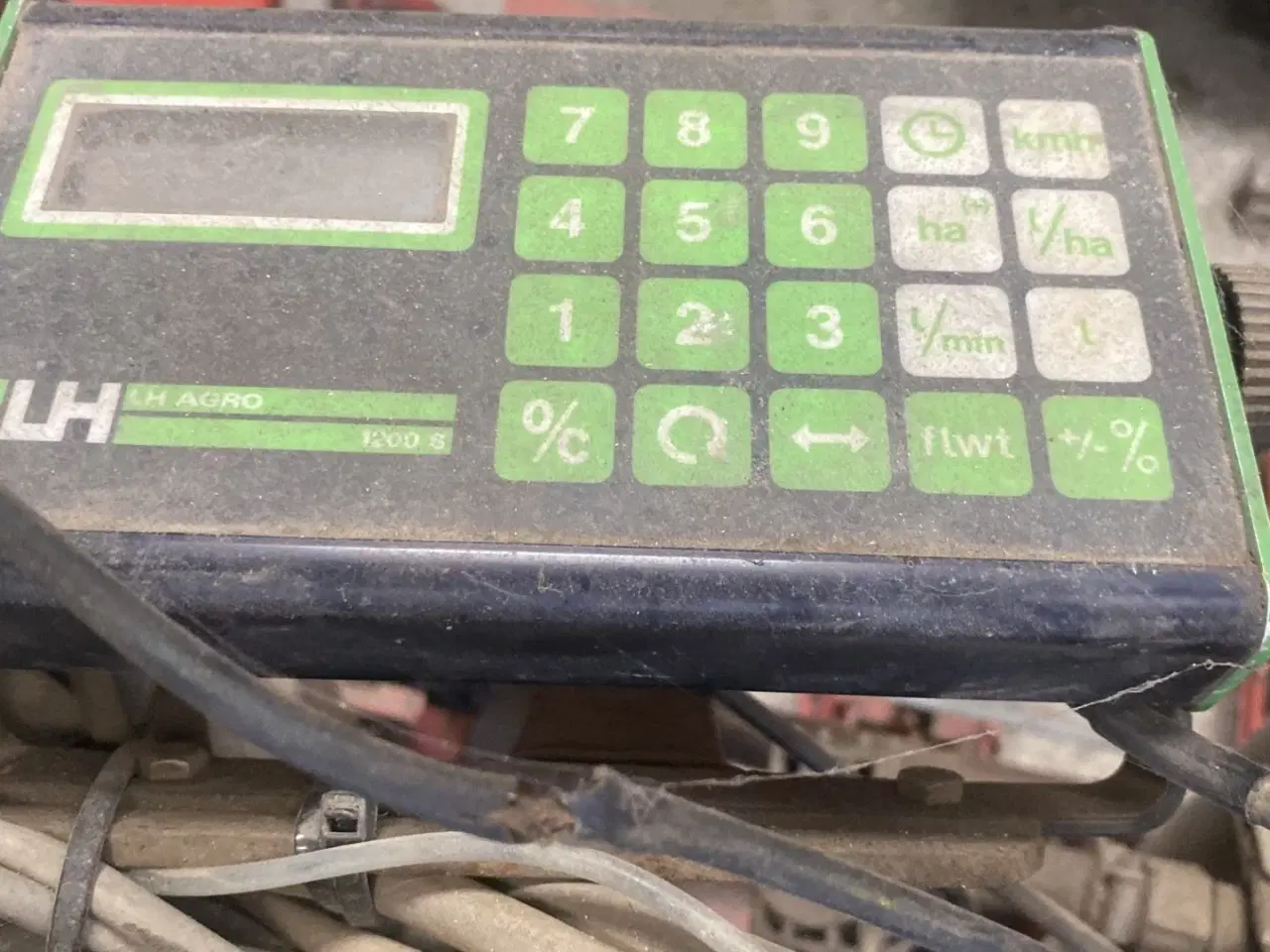 Billede 4 - Becker 12 rækket såmaskine med udstyr til flydende gødning. Fronttank medfølger til prisen.