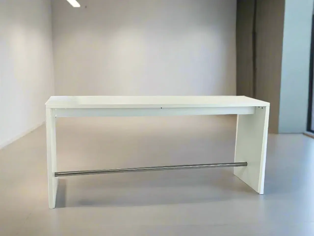 Billede 2 - Hvidt Højbord (m. fodstøtte)