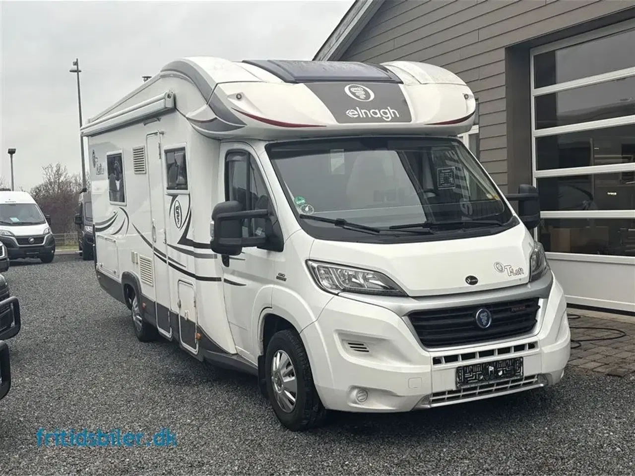 Billede 2 - 2015 - Elnagh T-Loft 531   Elnagh med 2 store langsgående senge og bad og wc bag i bilen og 5 selepladser