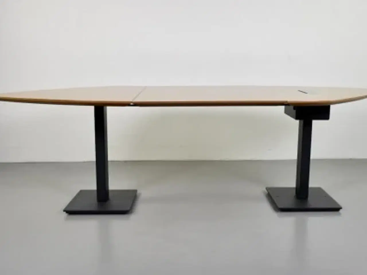 Billede 2 - Mødebord med bordplade i eg og antracit søjleben
