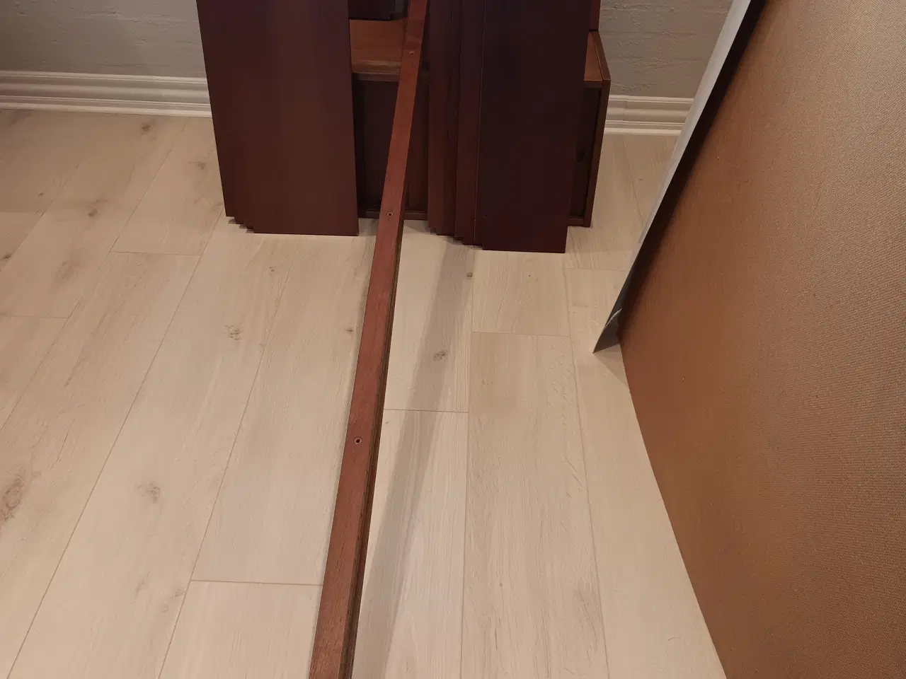 Billede 3 - Teak reolsystem m. ni hylder, et skab og en bladhy