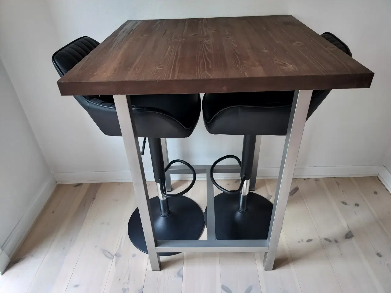 Billede 1 - Barbord med to barstole i sort og træ