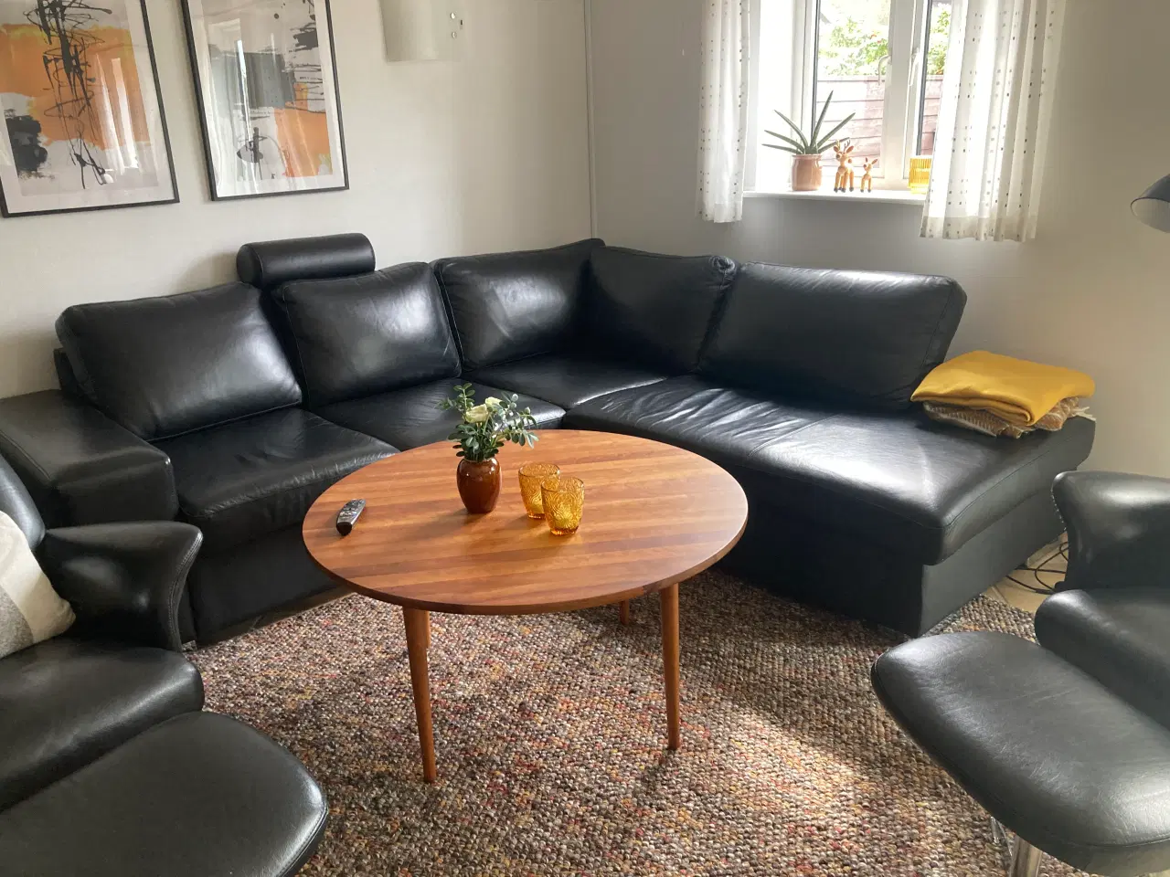 Billede 3 - Hjørnesofa og 2 stk lænestole i sort læder