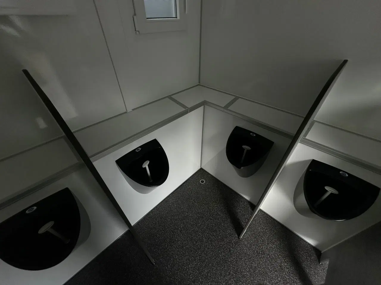 Billede 6 - Type 900: Toilet & Badvogn med 6 bad og 5 urinaler