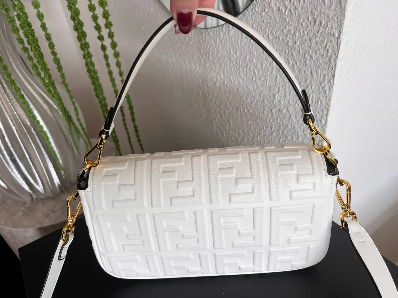 Billede 2 - Flot hvid fendi baguette taske. 