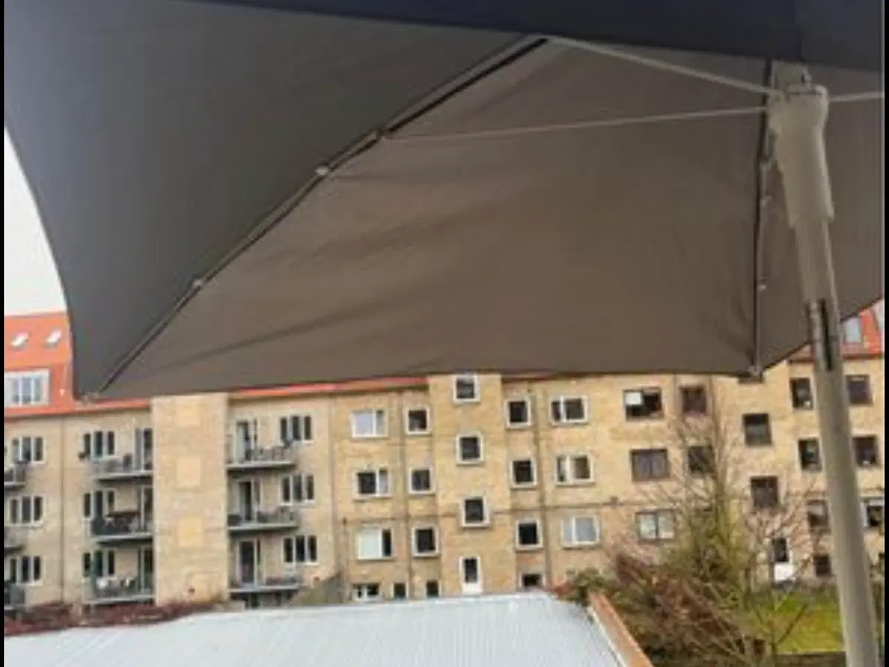 Billede 2 - Altan parasol med parasolfod fra Ikea