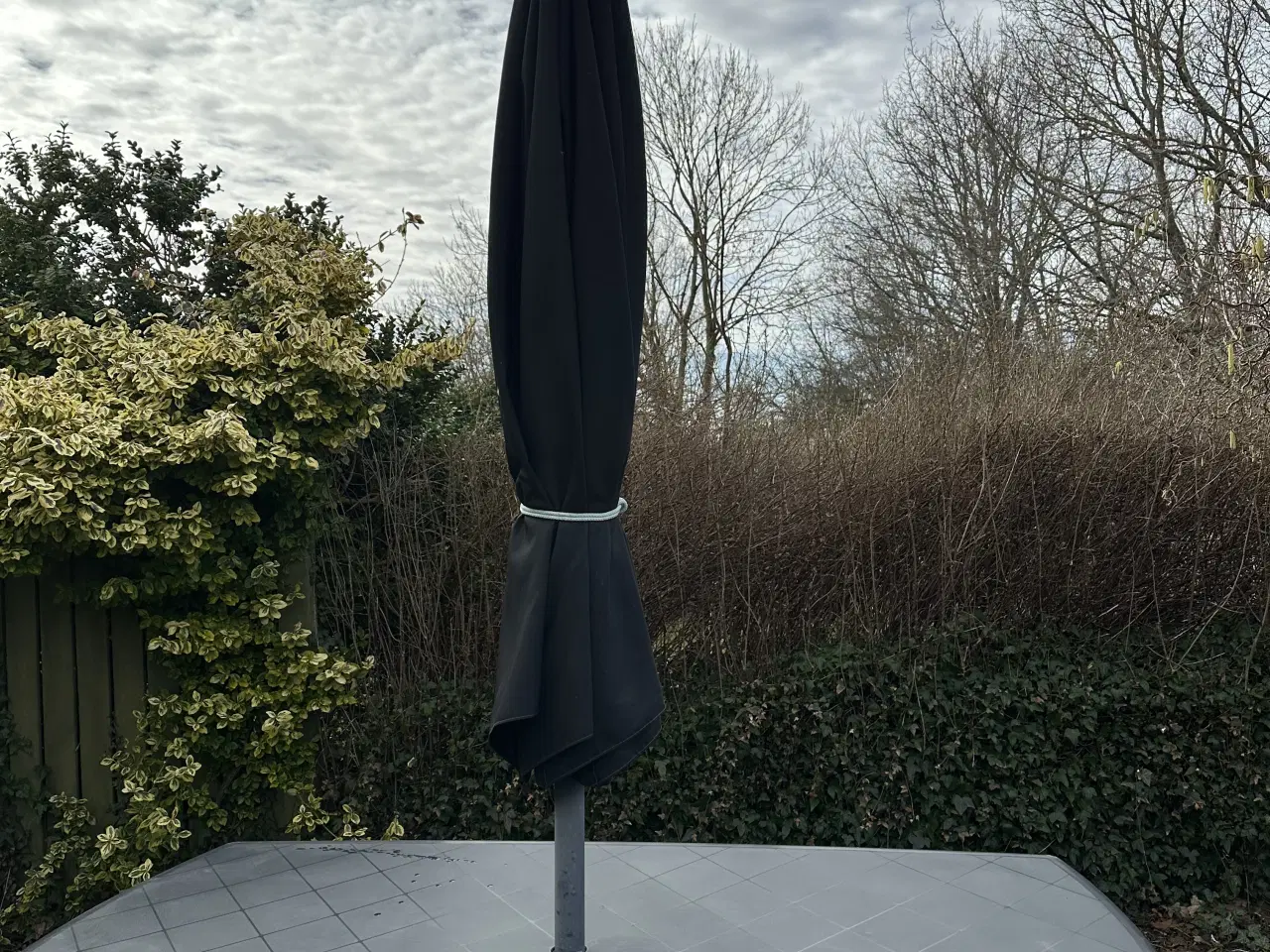 Billede 4 - Havebord, 6 stole og hynder, parasol