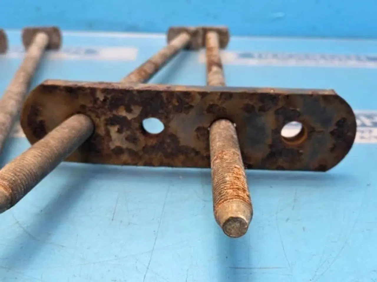 Billede 6 - New Holland 8340 Frontvægt Pin Sæt 801777536