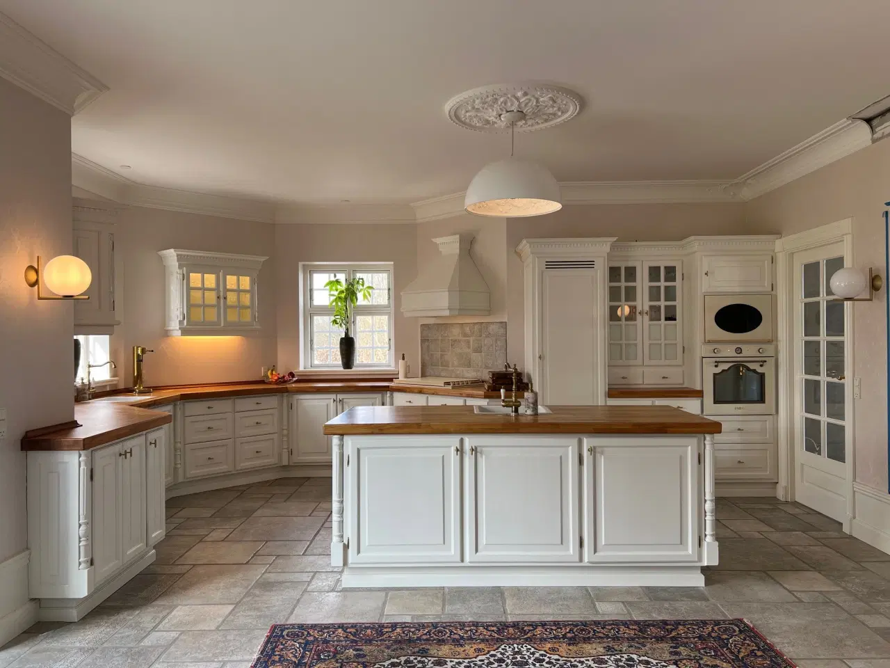 Billede 1 - Eksklusivt snedkerkøkken med ø – massivtræ & SMEG