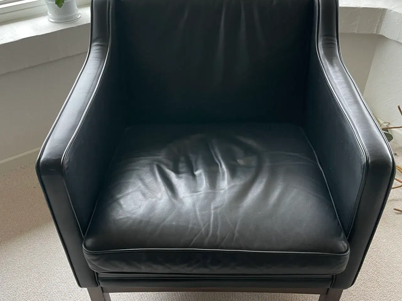 Billede 3 - Sofa, 2 stole og puf - sort læder