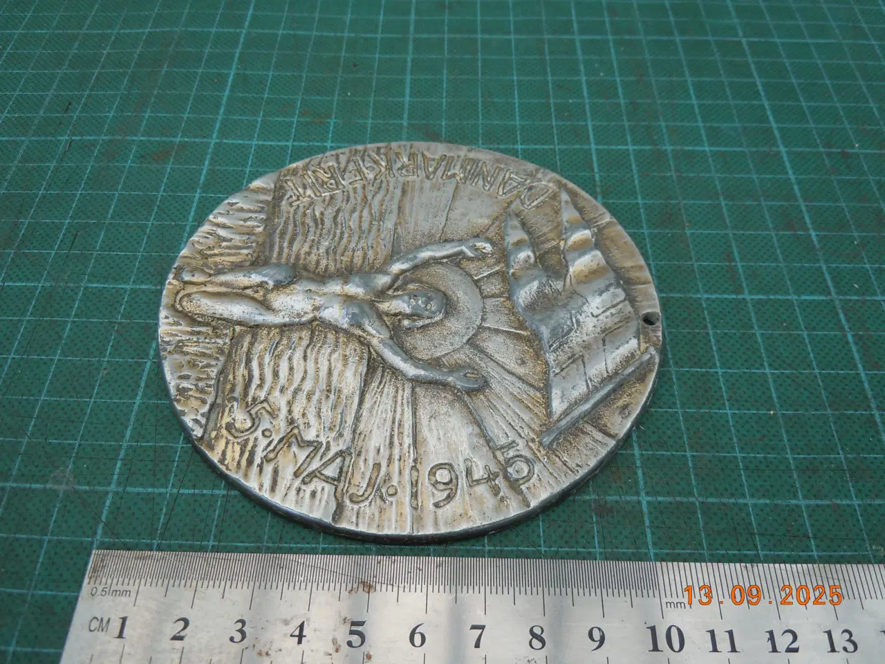 Billede 4 - Sjælden memorabilia metalplakette fra 5. Maj 1945
