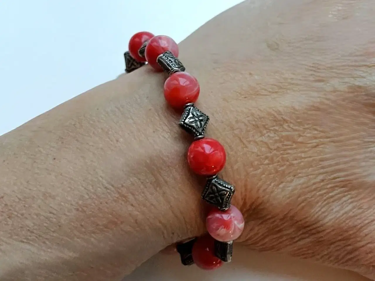 Billede 2 - Armbånd med marmorerede perler og metal romber