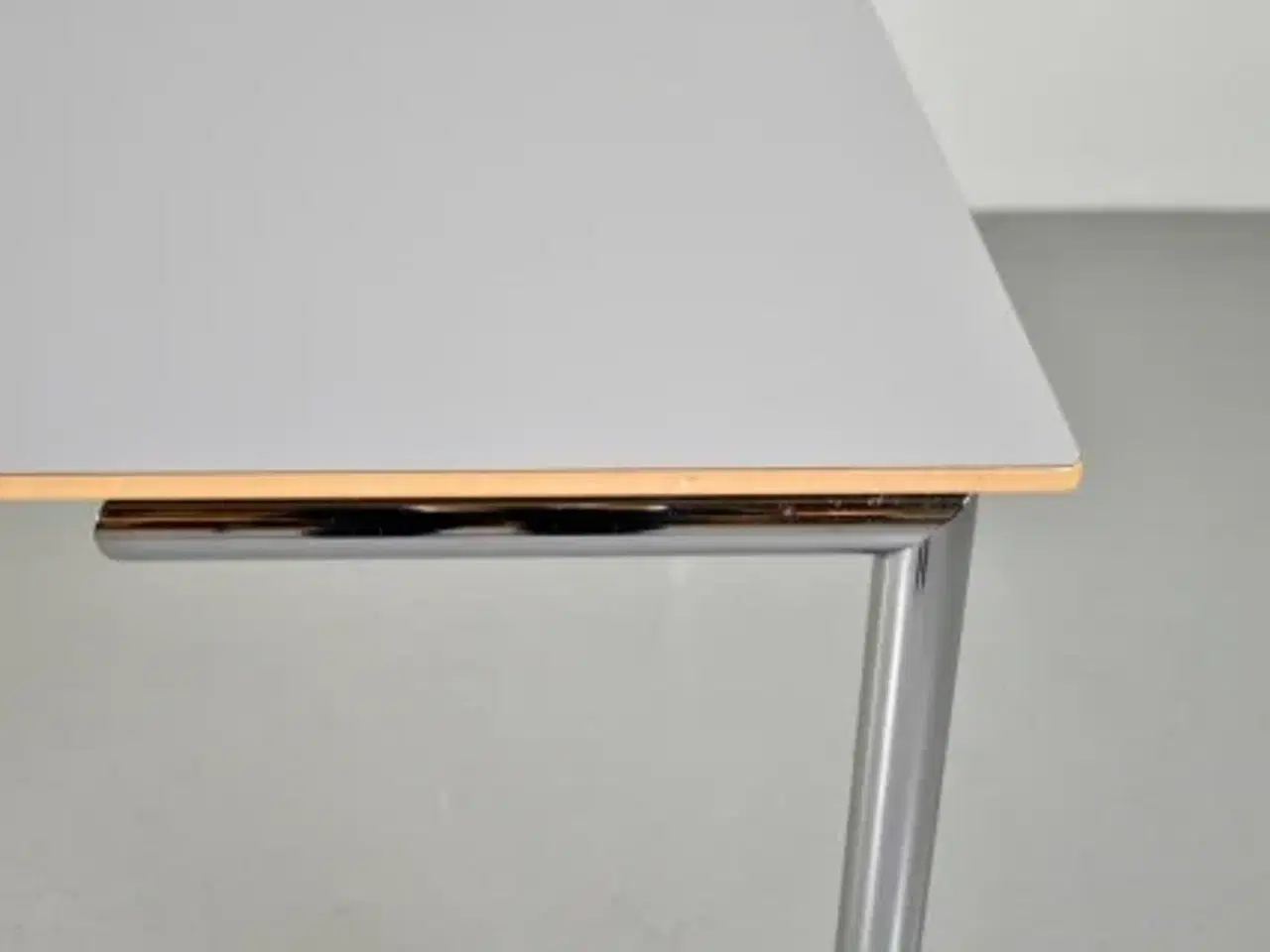 Billede 9 - Randers radius kantinebord med grå plade og krom stel