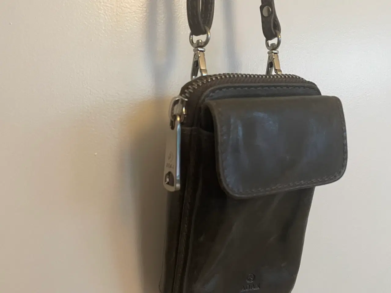 Billede 2 - Adax clutch/lille taske grå skind med lynlås