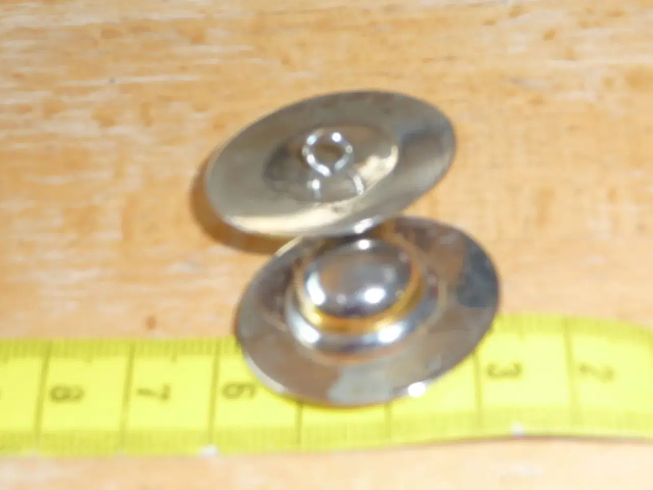 Billede 4 - 2 metal knapper der ligner en hat