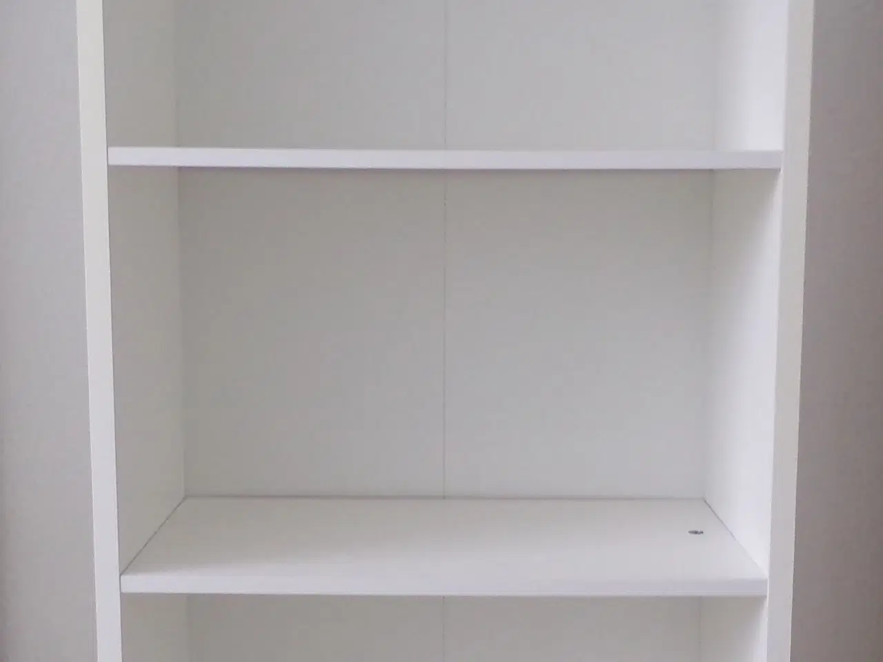 Billede 1 - Robust hvid reol med 2 hylder / 6 rum