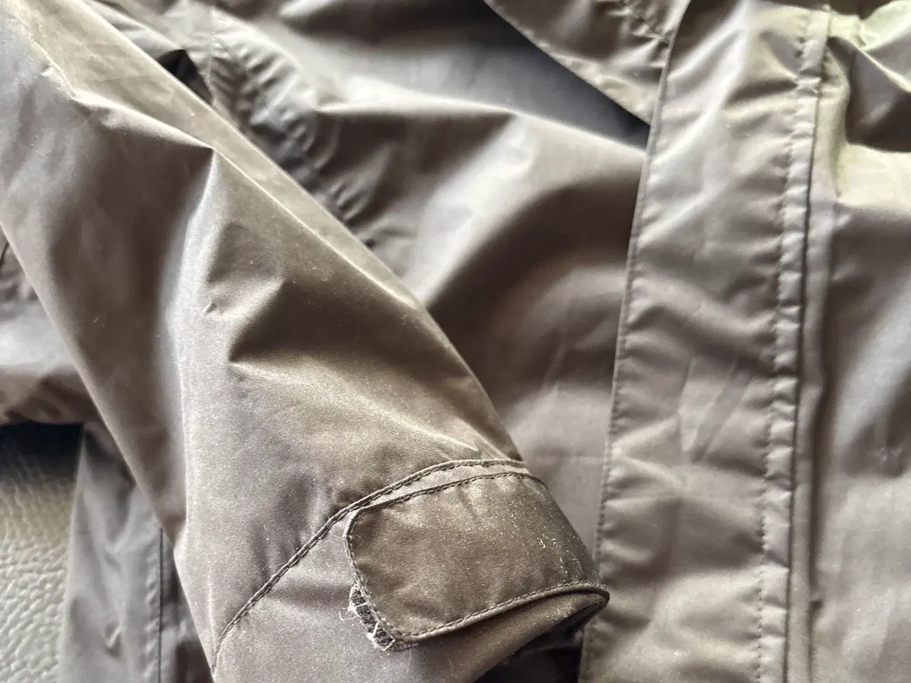 Billede 7 - Regnjakke med for og hætte. 