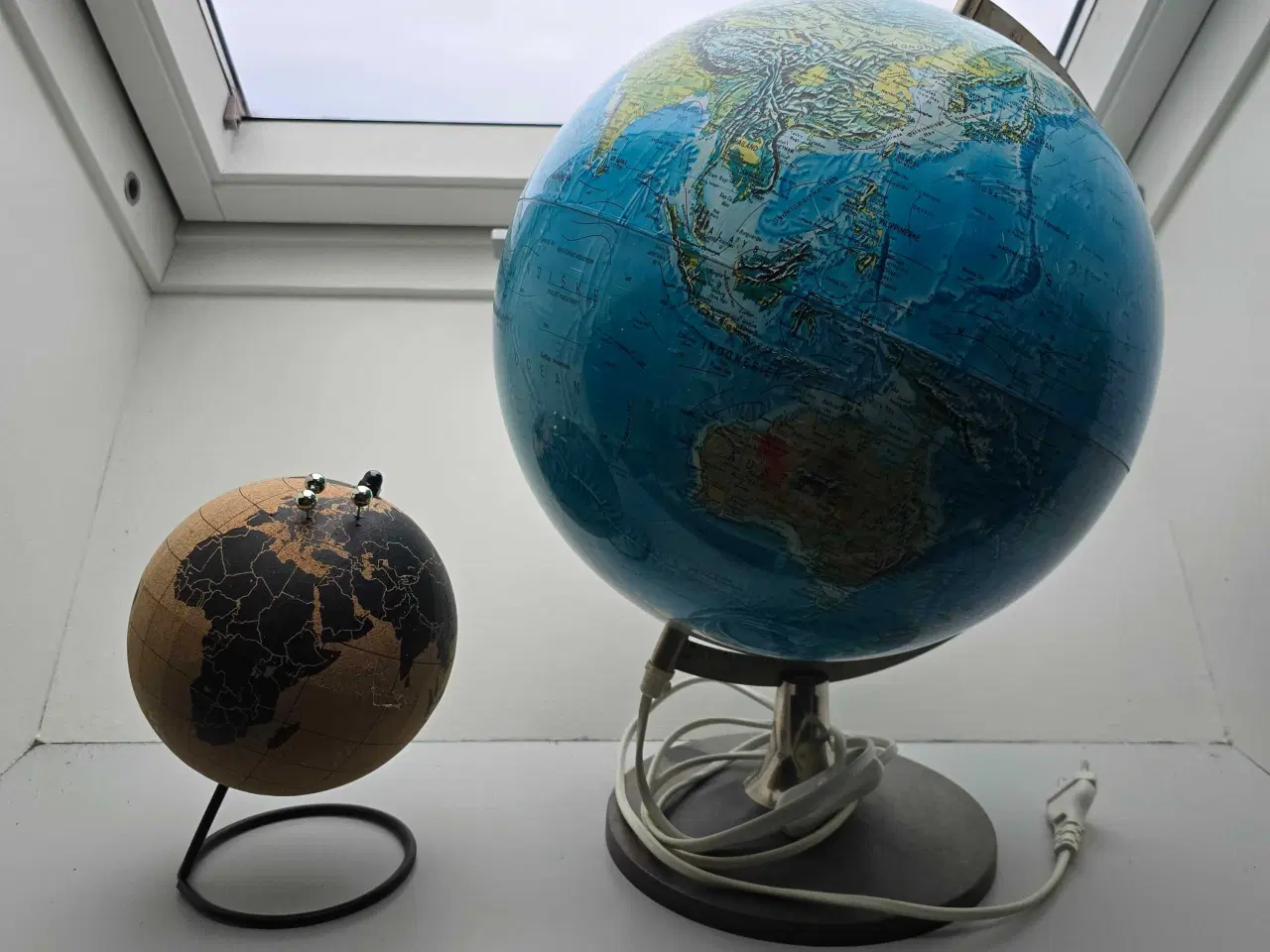 Billede 1 -  Meget velholdt Globuser 