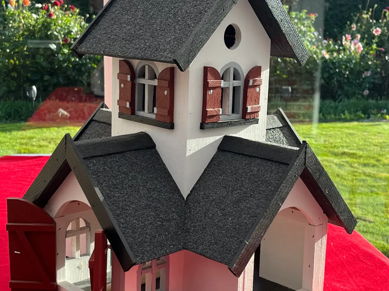 Billede 3 - Fuglehuse med rede på 1. Sal og foderplads i stuen