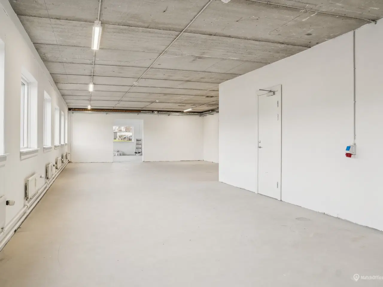 Billede 5 - Moderne. lyst kontor og råt indrettet mindre lager