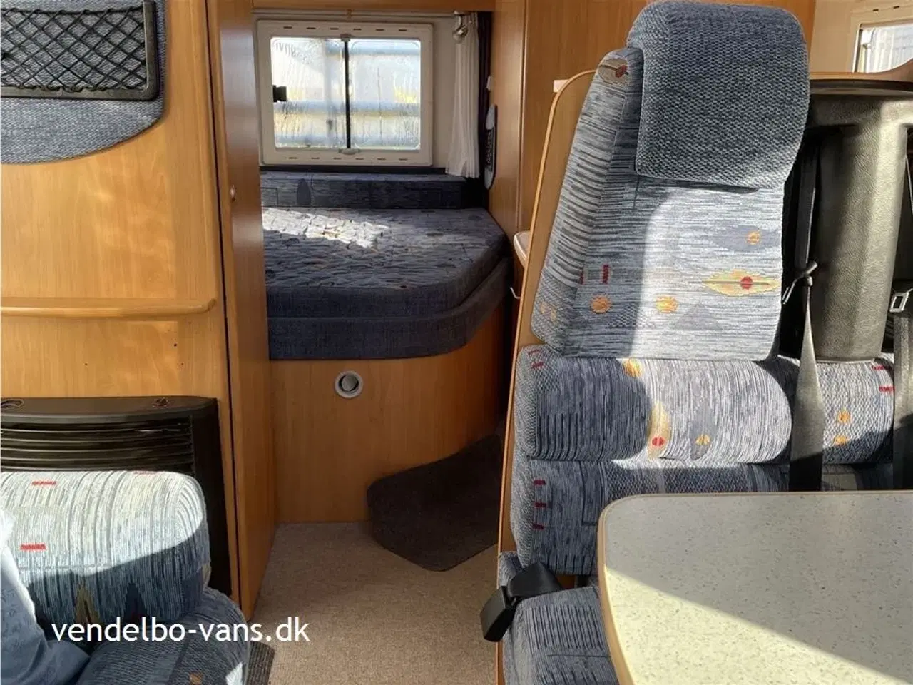 Billede 3 - 2005 - Chausson Welcome 85   Delintegreret autocamper med en populær indretning