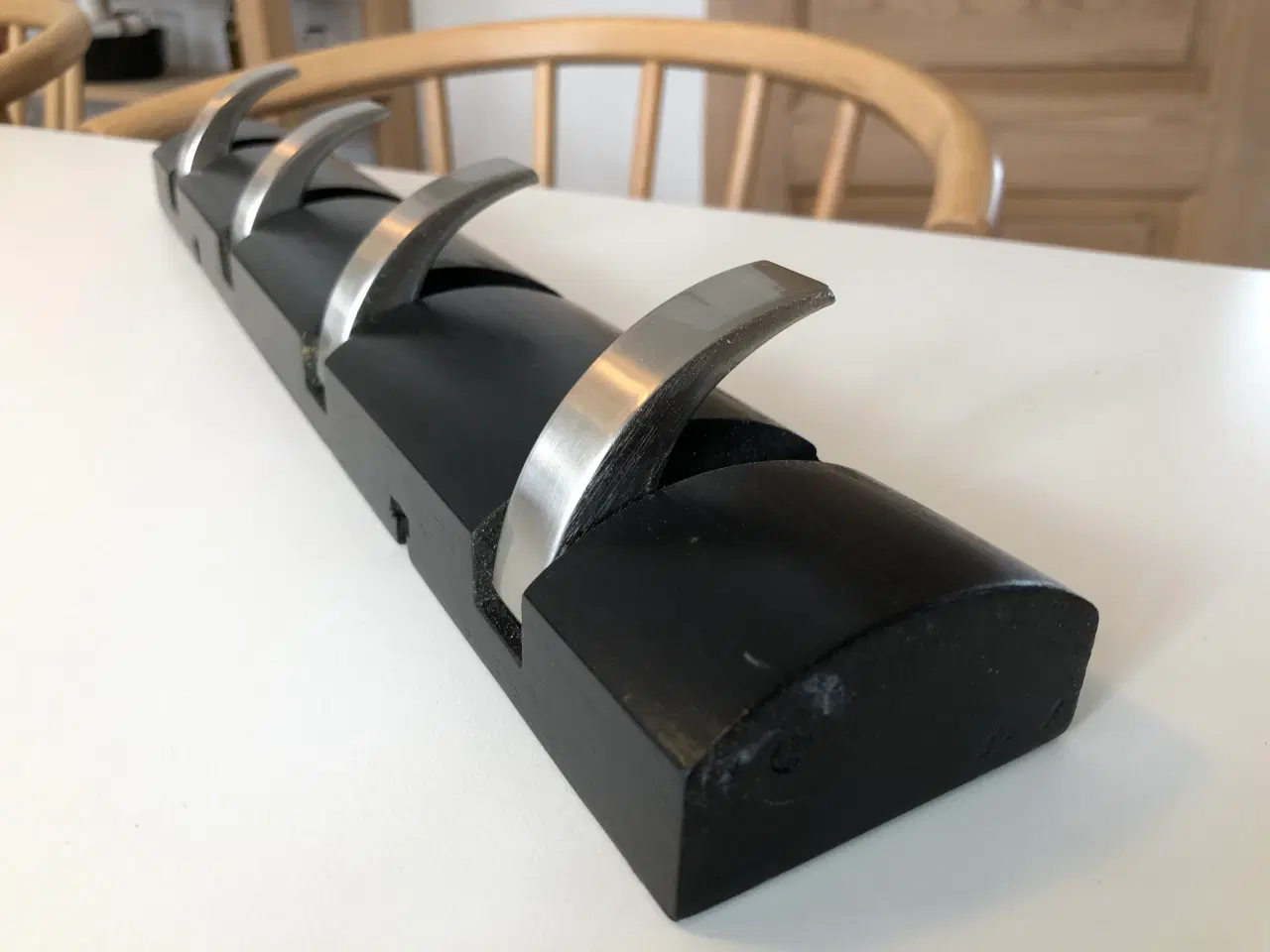 Billede 5 - Knagerække i sort med 4 knager fra Cado