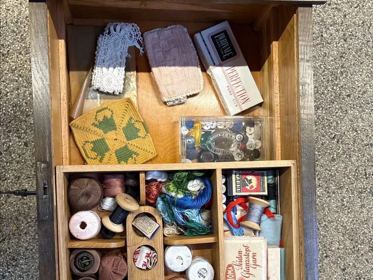 Billede 3 - Antikt sybord med udtræk