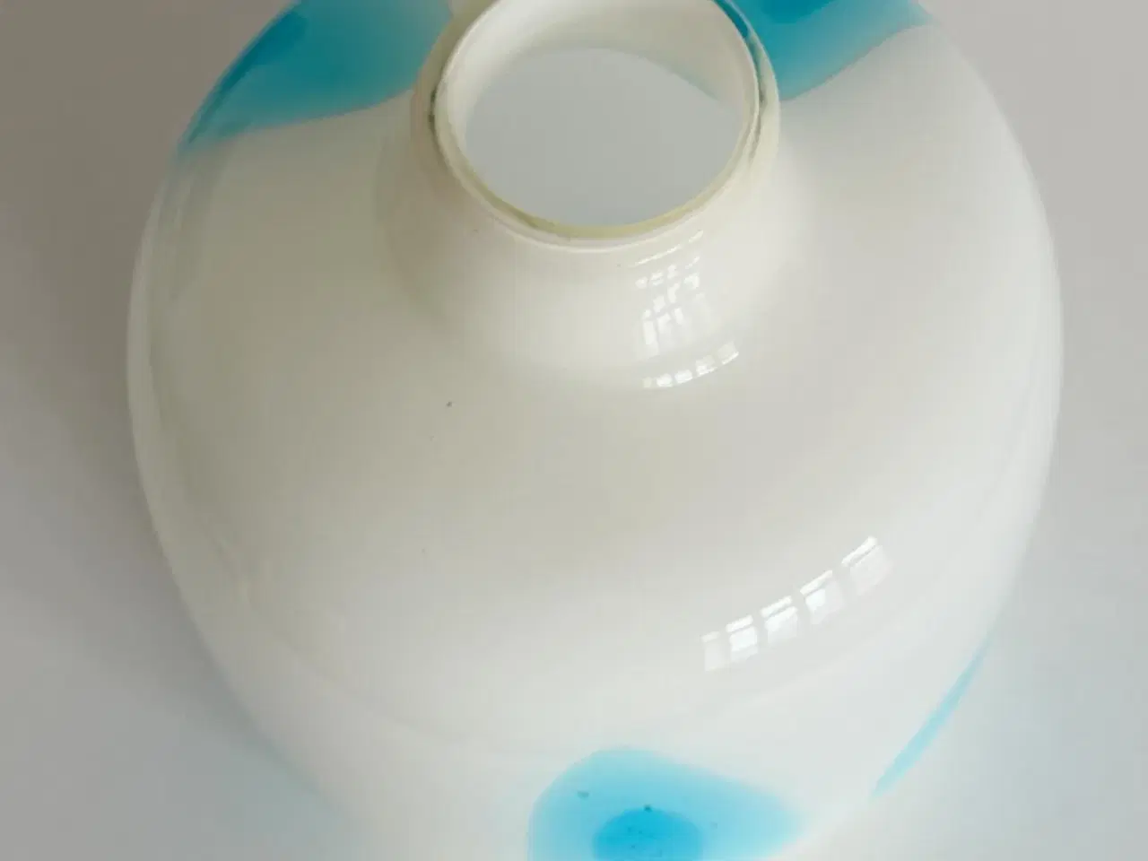 Billede 7 - Stor glasvase, hvid m blå prikker